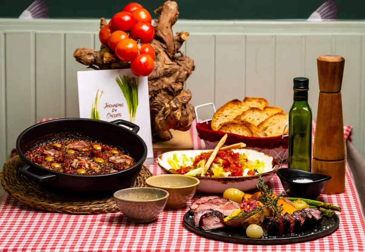Mesa de calçotada · romesco, butifarra y pan tostado