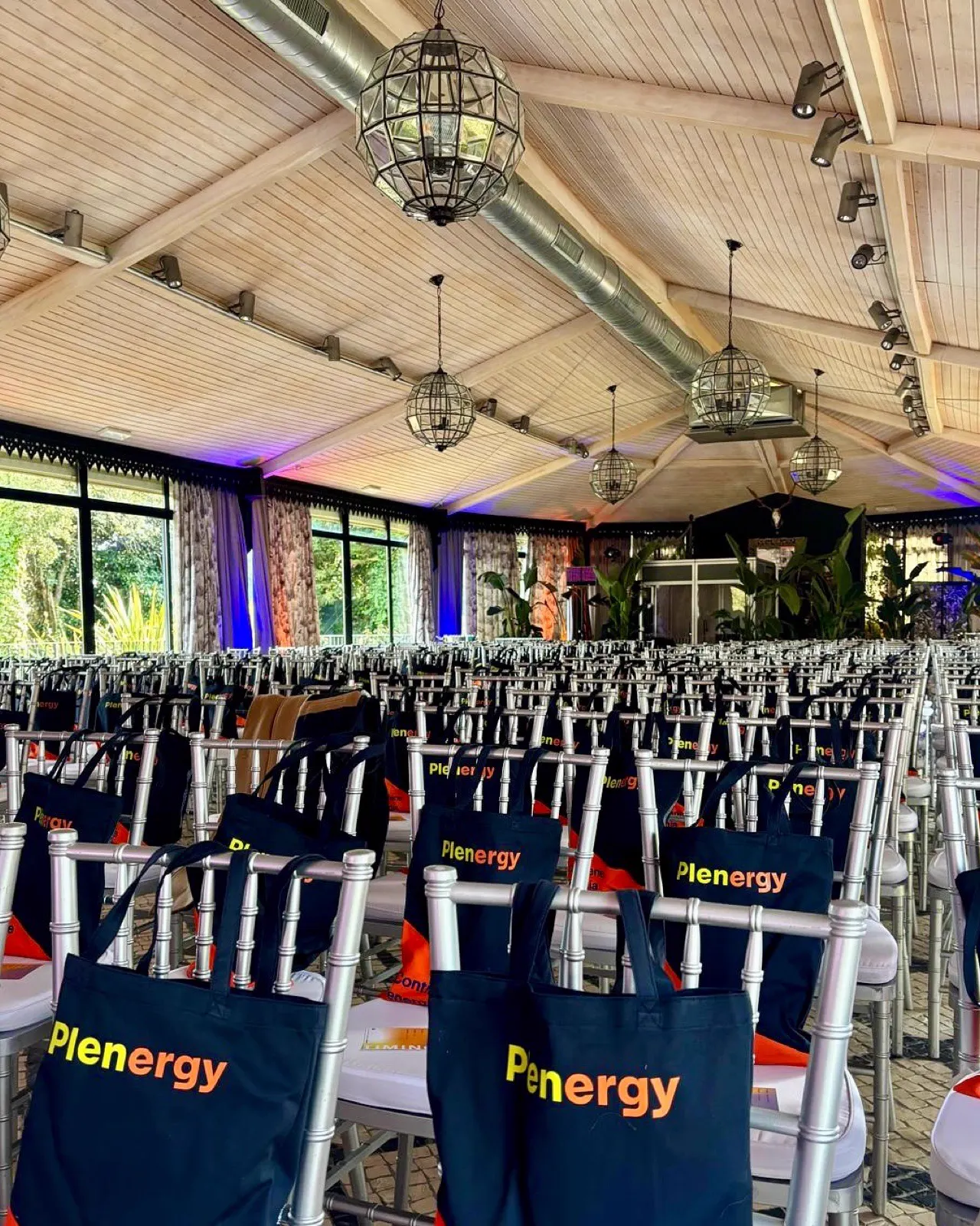 Pabellón con sillas chiavari · convención empresa