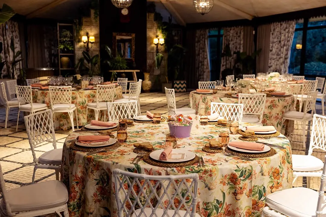 Comedor con manteles florales · carta de primavera