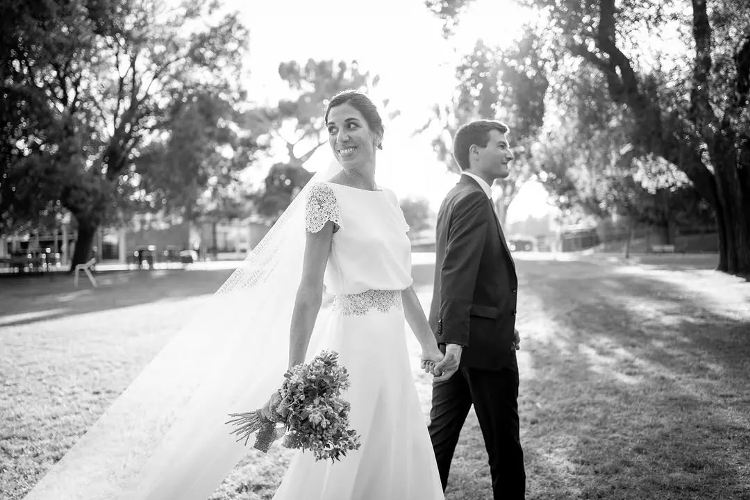 Boda en la finca · novios paseando entre árboles