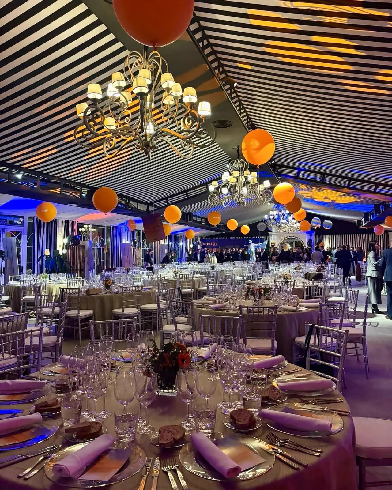 Pabellón decorado para convención  · candelabros, mesas redondas y globos energy