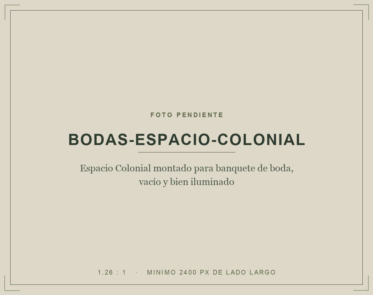 Espacio Colonial montado para banquete de boda, vacío y bien iluminado