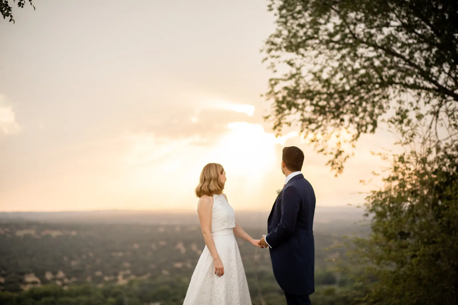 Ceremonia al atardecer en los jardines de la finca