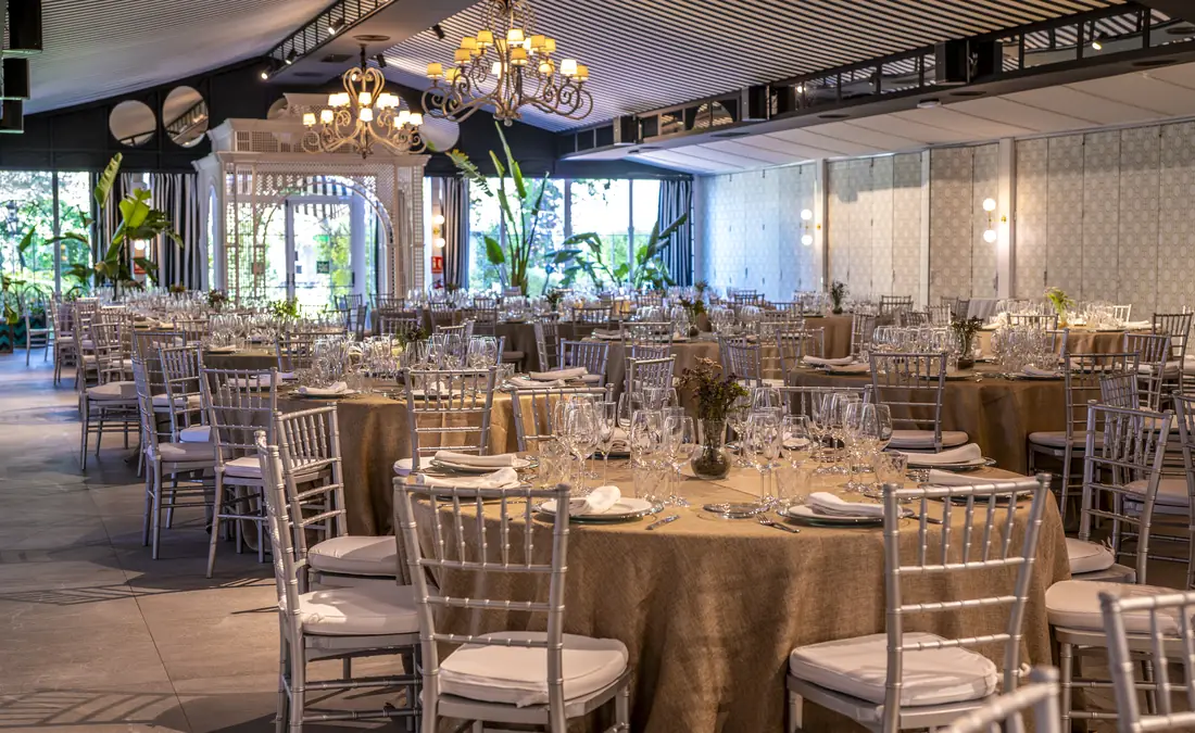 Salón Colonial montado para banquete, con la luz del jardín entrando