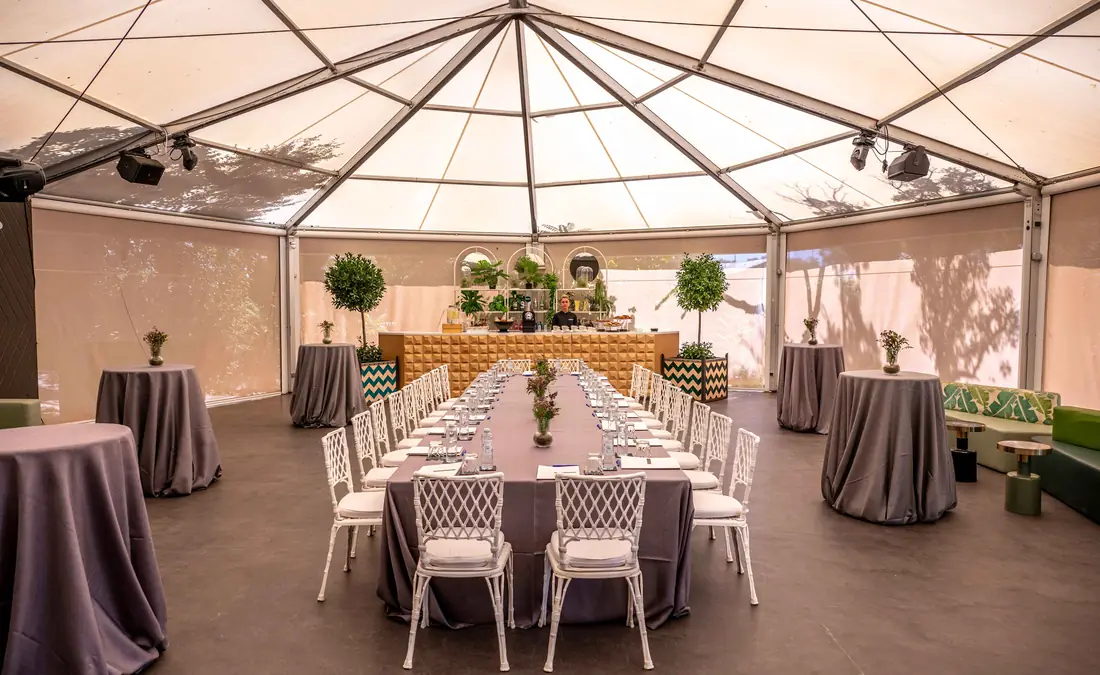 Carpa del Invernadero con el techo acristalado y mesa imperial