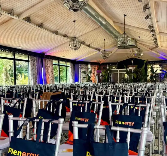 Pabellón con sillas chiavari · convención empresa