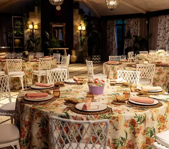 Comedor con manteles florales · carta de primavera