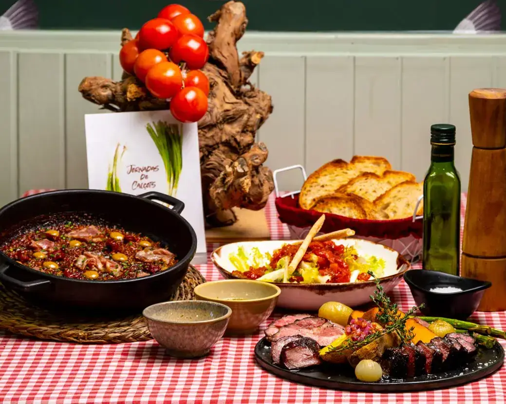 Mesa de calçotada · romesco, butifarra y pan tostado