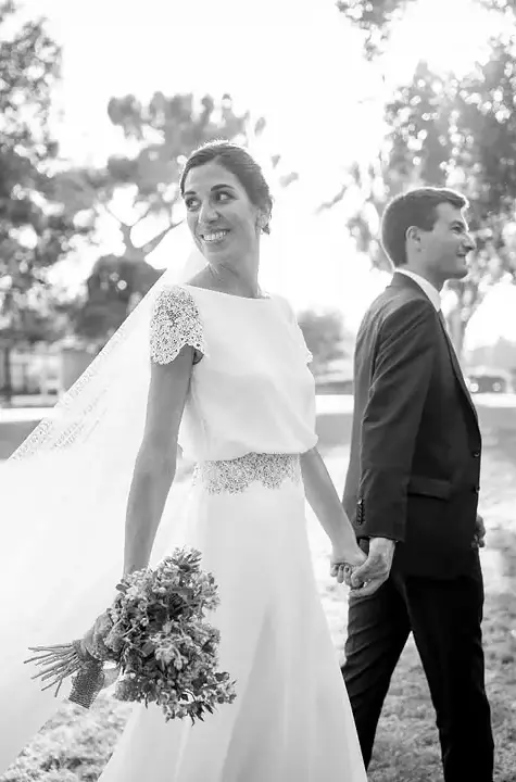 Boda en la finca · novios paseando entre árboles