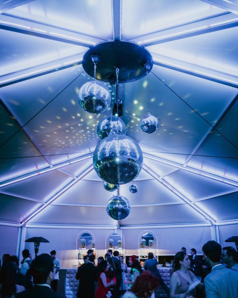 La carpa de noche con las bolas de espejos y la fiesta en marcha