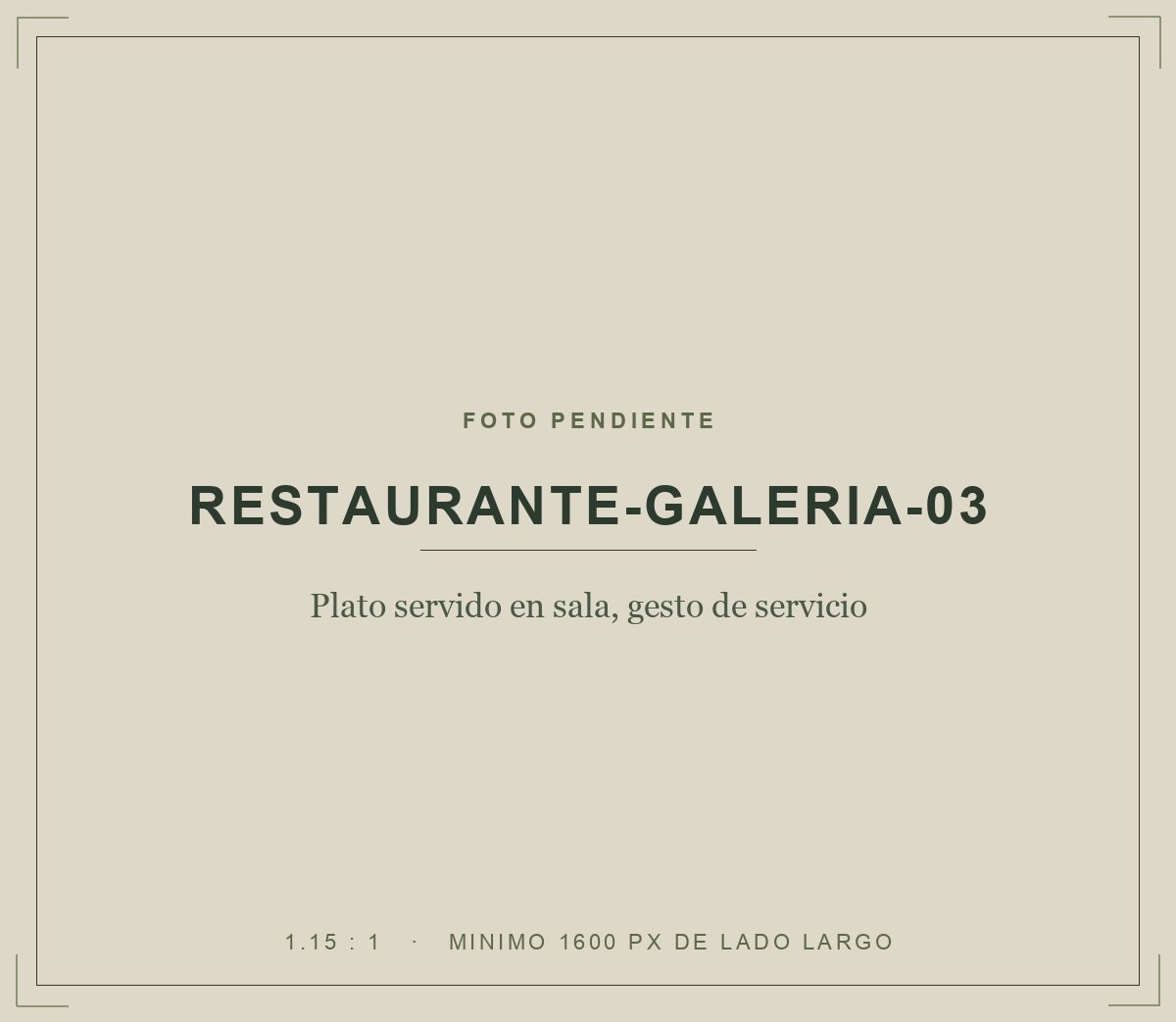 Plato servido en sala, gesto de servicio
