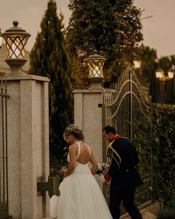 La novia entrando por la cancela