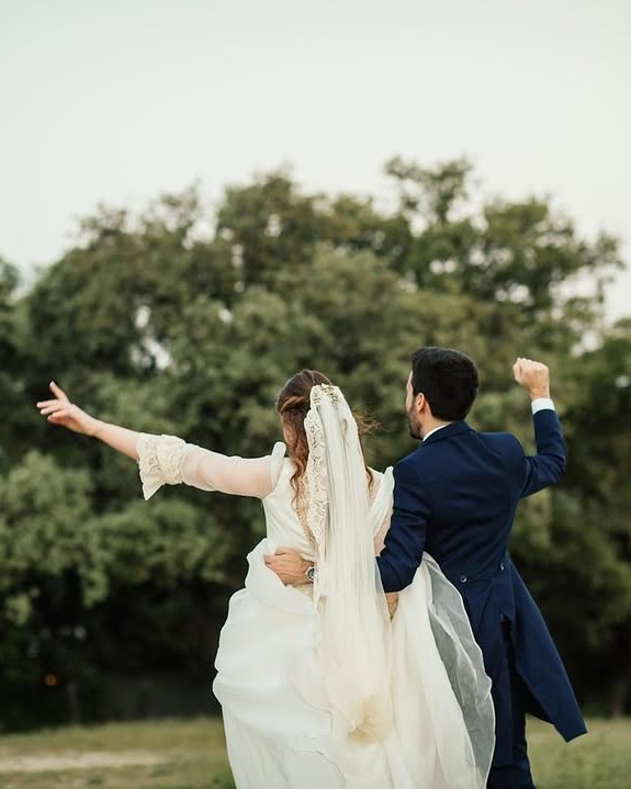 Los novios celebrando en el campo