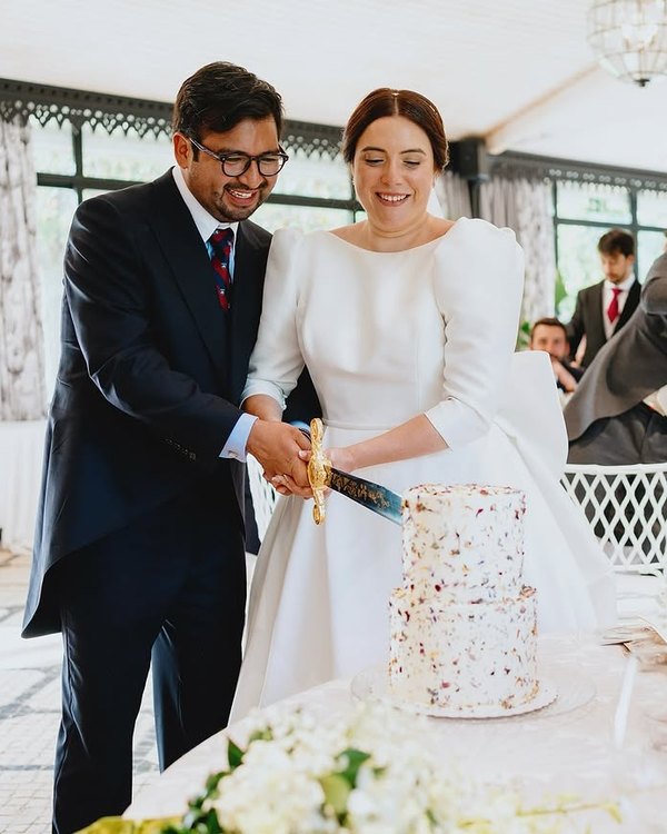 Los novios cortando la tarta