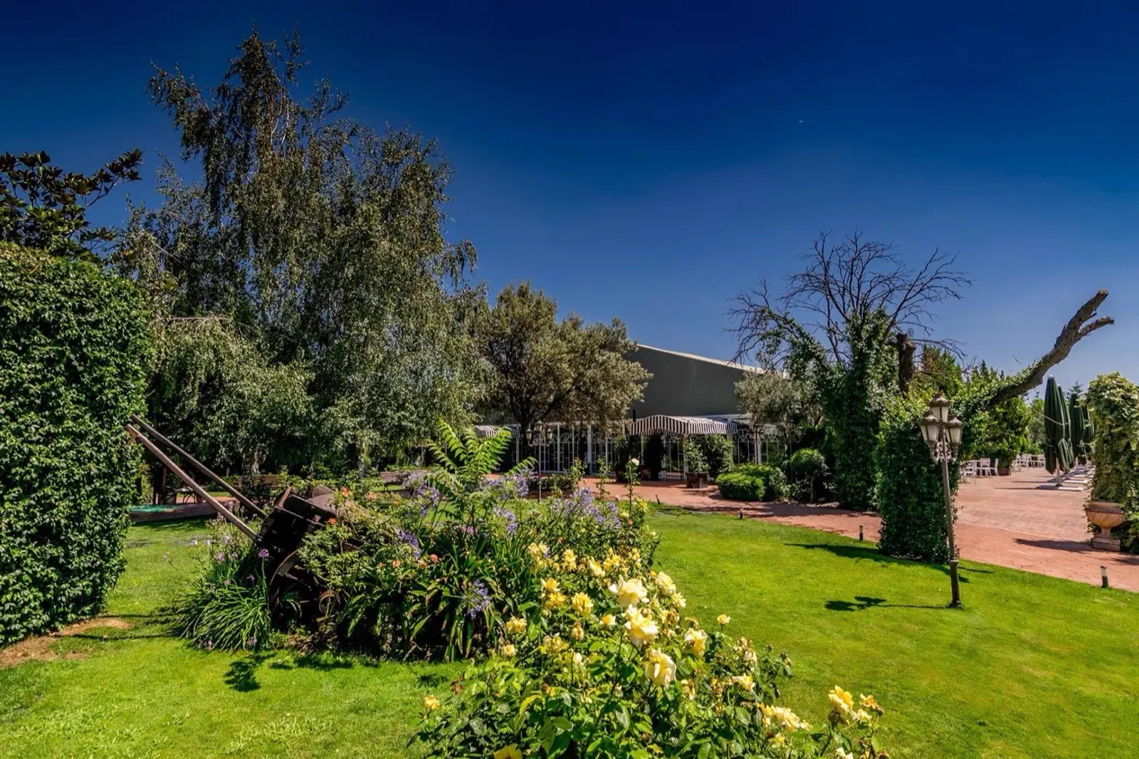 Jardín principal · rosales, pabellón y arboleda